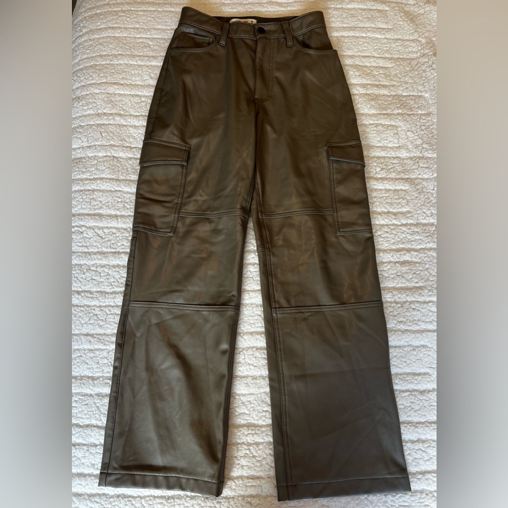 Abercrombie & Fitch | 90’s Relaxed | Vegan Leather | Cargo | Pant | Taupe | 2s